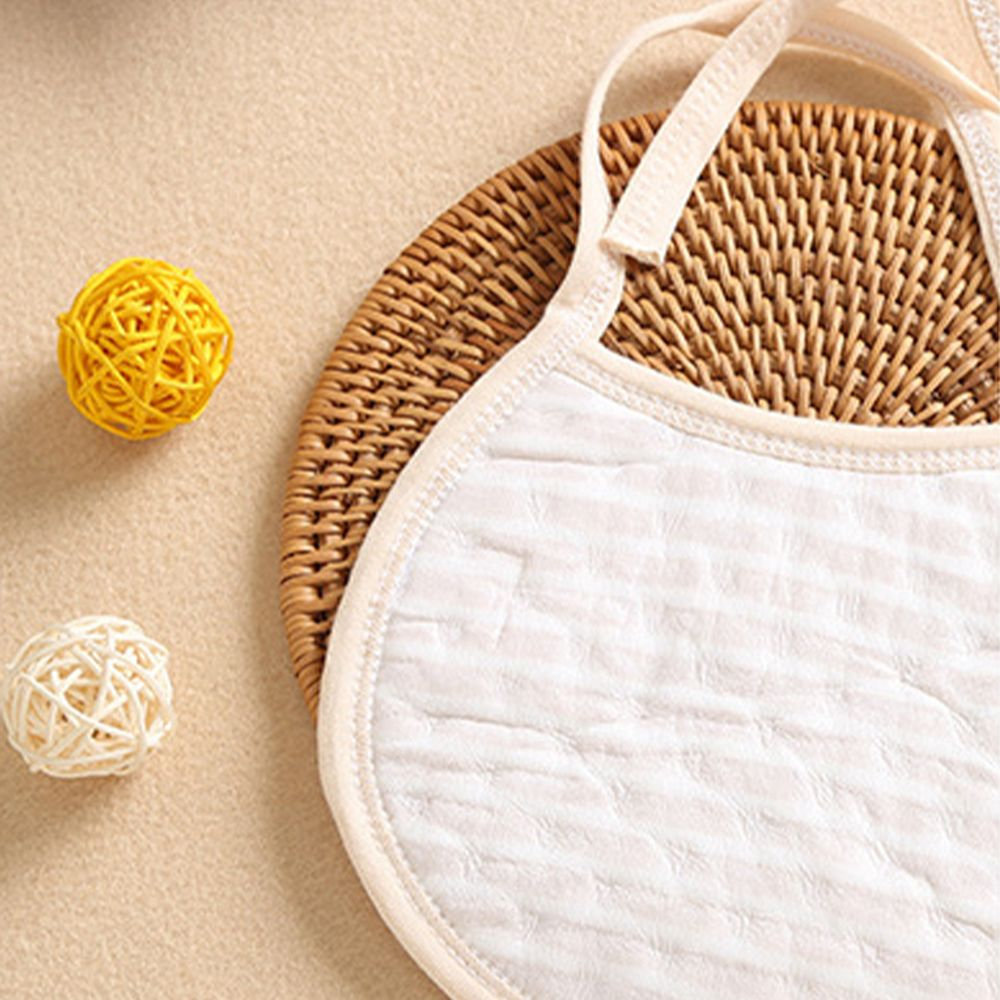 Yếm cho bé được làm từ bông tự nhiên, tròn có dây buộc dày dặn thấm hút tốt, mặt dưới chống thấm