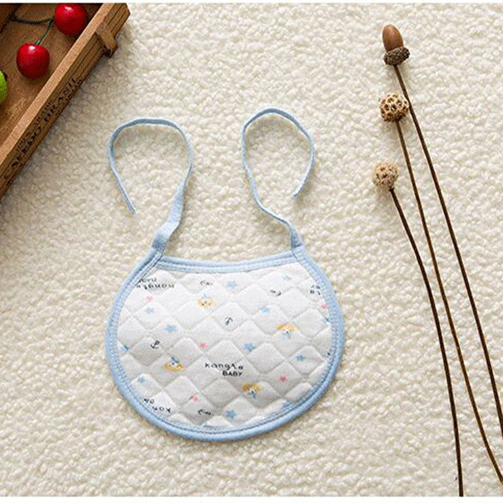 Yếm cho bé được làm từ bông tự nhiên, tròn có dây buộc dày dặn thấm hút tốt, mặt dưới chống thấm