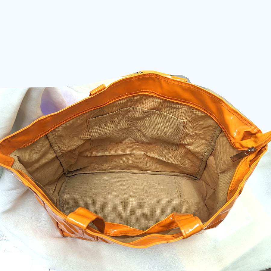 Túi xách simili bóng dây kéo 43x28x15cm màu trắng sữa hay cam .