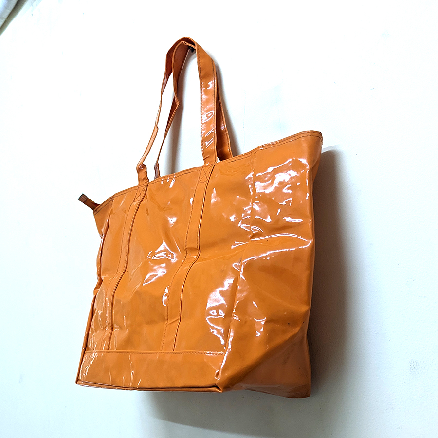 Túi xách simili bóng dây kéo 43x28x15cm màu trắng sữa hay cam .