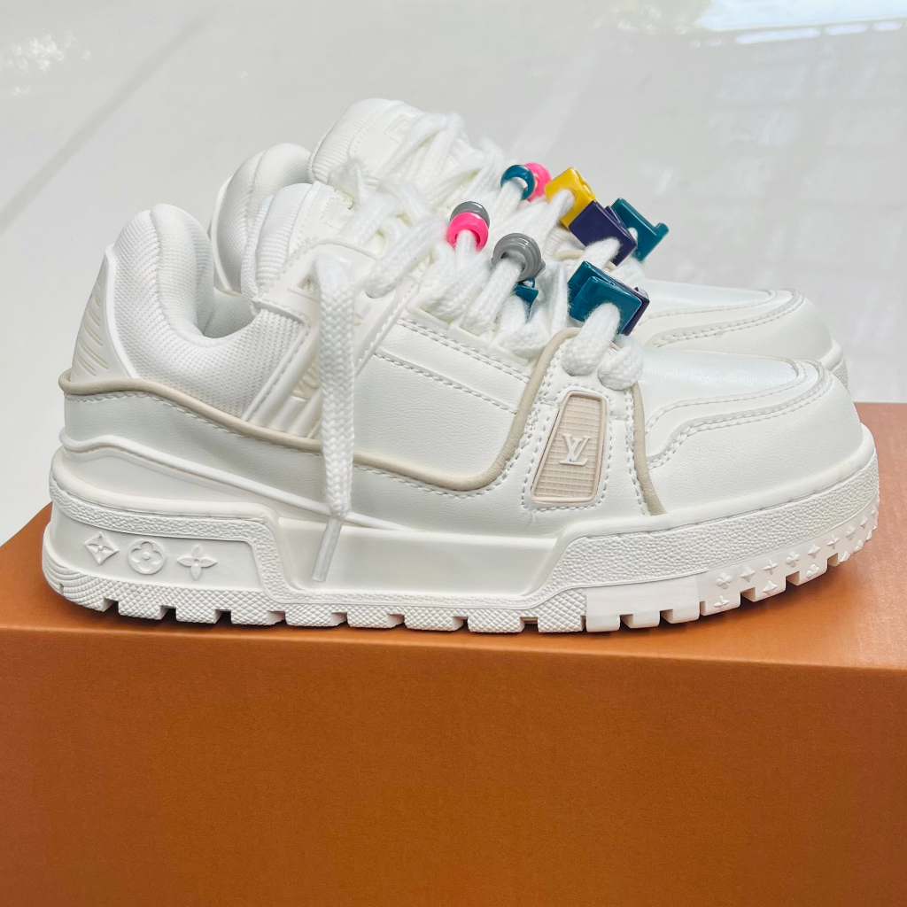 Giày Thể Thao L.V Trainer Trắng Sticker Bản Đẹp Full Bill Box - Sứa Sneaker