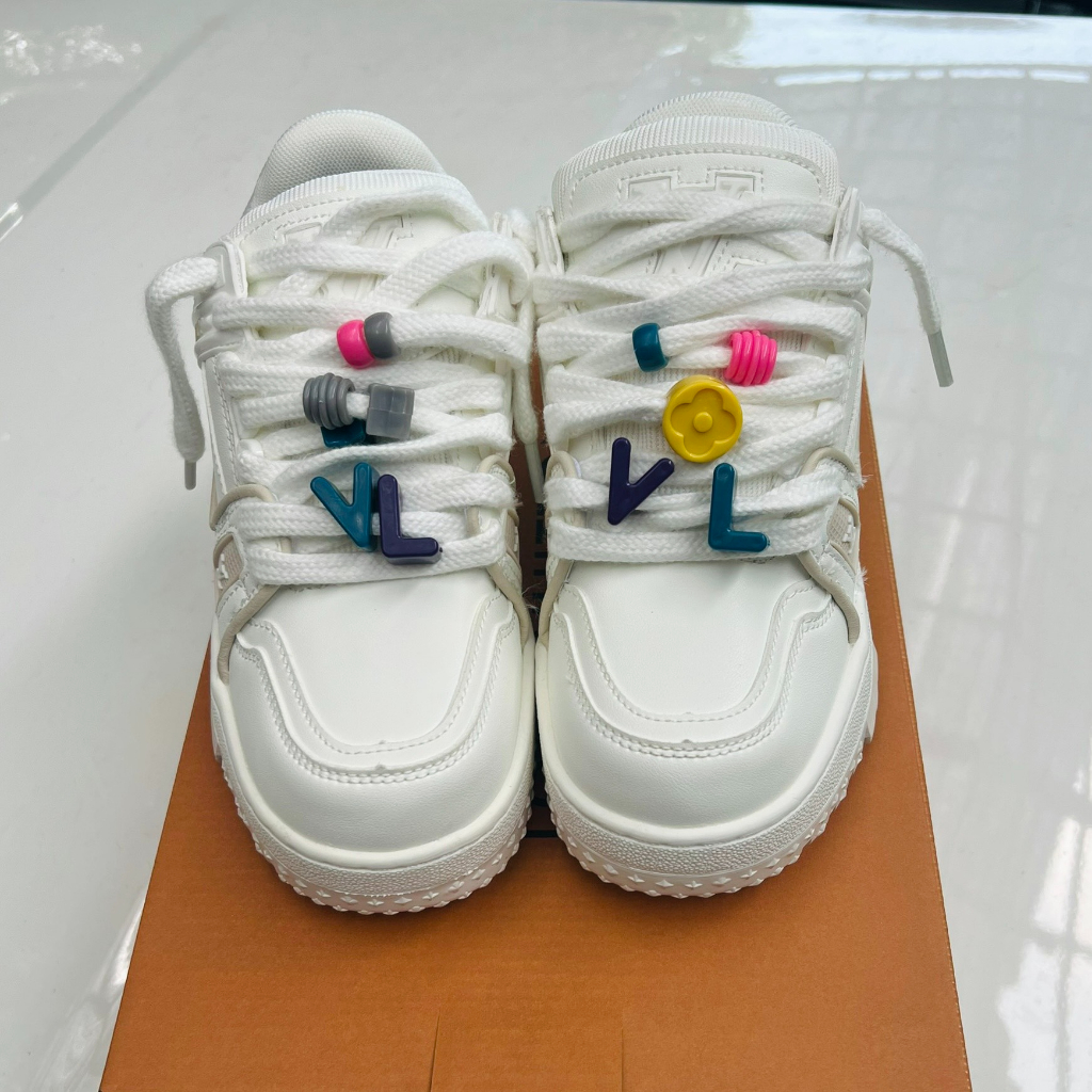 Giày Thể Thao L.V Trainer Trắng Sticker Bản Đẹp Full Bill Box - Sứa Sneaker