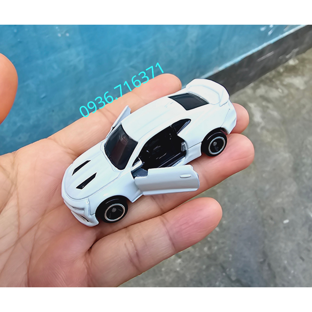 Xe mô hình tĩnh tomica Nhật bản - Chevrolet Camaro màu trắng