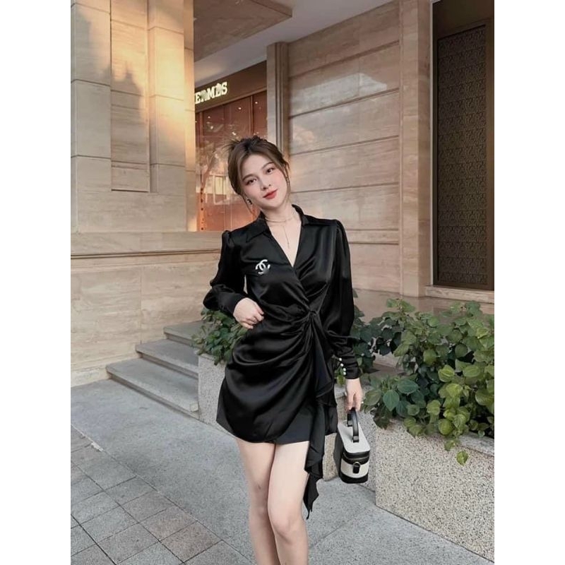Đầm lụa chéo tay dài cổ sơ mi thời trang nữ có gắn logo phía trước 2 màu trắng đen.