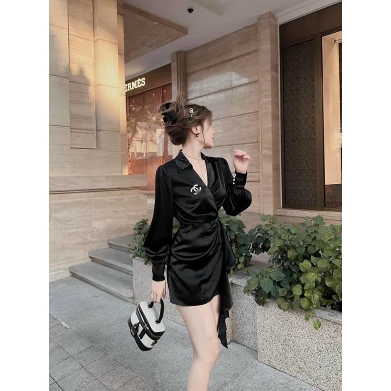 Đầm lụa chéo tay dài cổ sơ mi thời trang nữ có gắn logo phía trước 2 màu trắng đen.