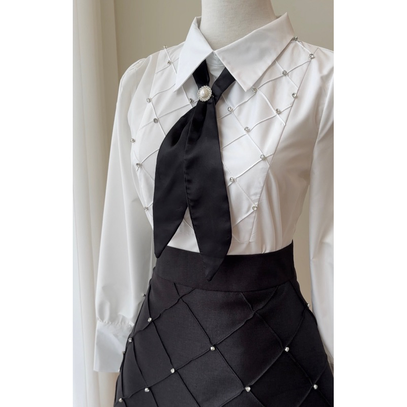 Áo sơ mi trắng đính cườm tặng kèm nơ đen rời by La Moneta