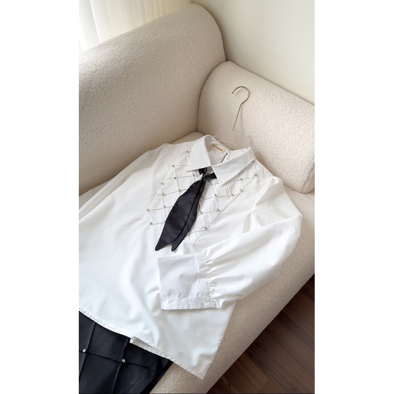 Áo sơ mi trắng đính cườm tặng kèm nơ đen rời by La Moneta