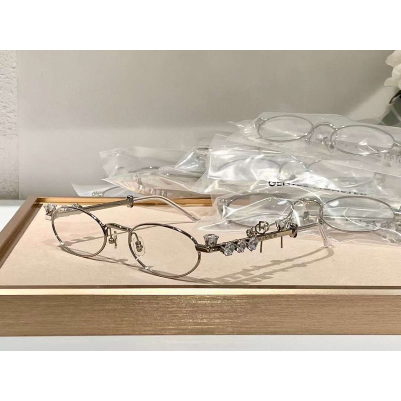 kính Gentle monster PIERCED gọng viền gắn đá