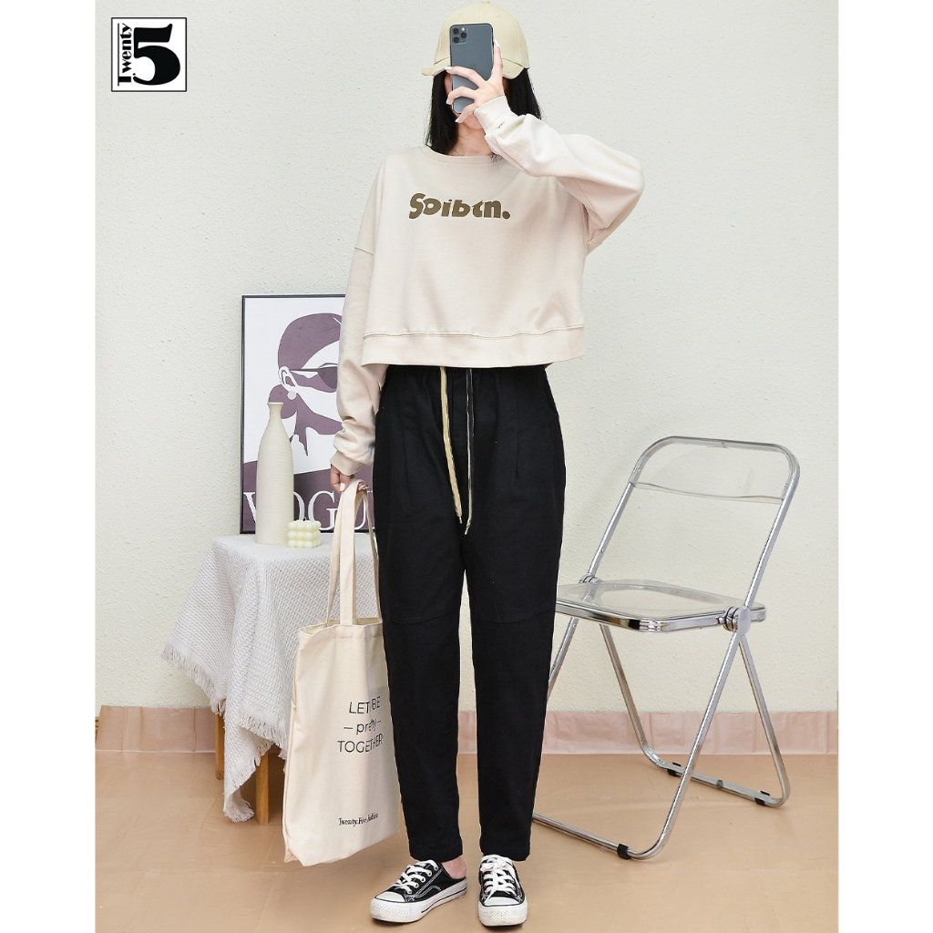Áo nỉ nữ sweater Twentyfive dáng rộng ngắn bo gấu họa tiết in chữ 4970