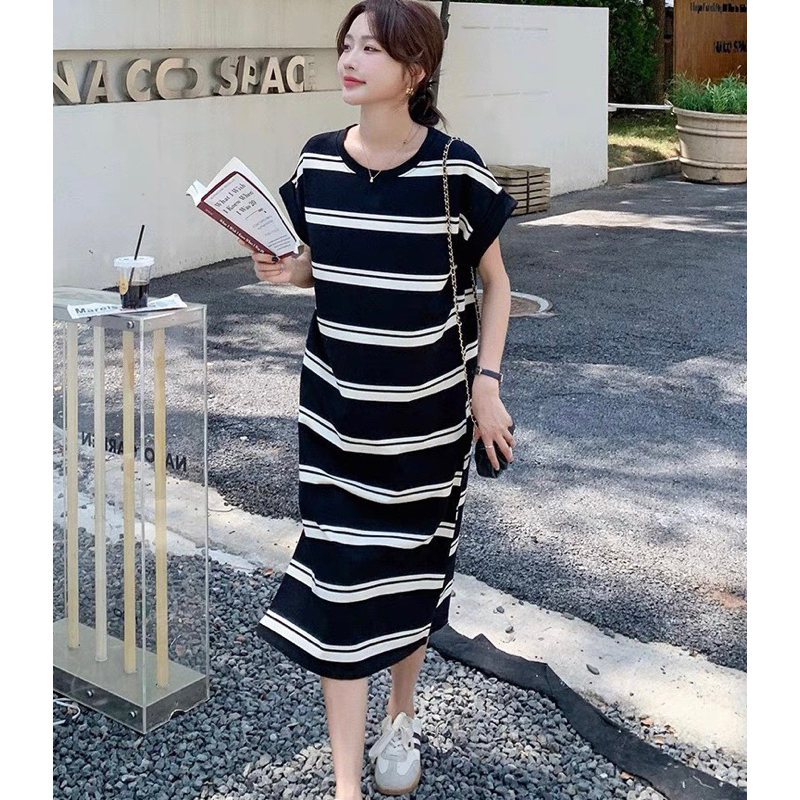 VÁY LEN SUÔNG KẺ NGANG TAY HẾN CỔ TRÒN XẺ BÊN.