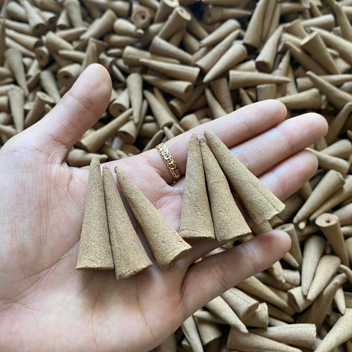 Nụ trầm nguyên chất, xông nhà tẩy uế, ban thờ loại đặc biết 1 hộp 35-40 nụ hộp đỏ may mắn