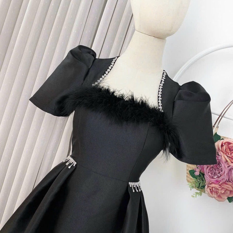 Váy tapta dài cổ vát viền đá phối lông