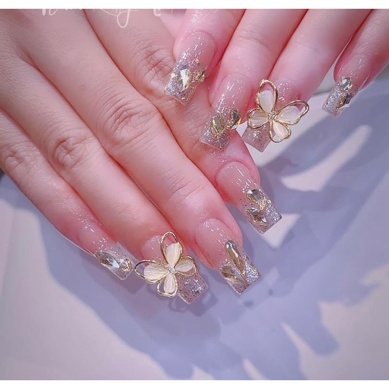 Móng tay giả đính đá thiết kế