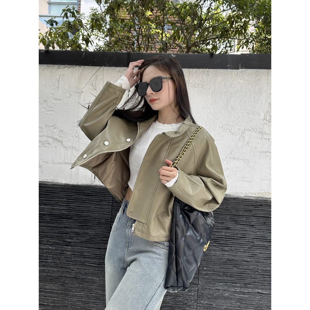 Áo khoác da Taylor croptop nút bấm cổ trụ màu rêu nhạt siêu lạ