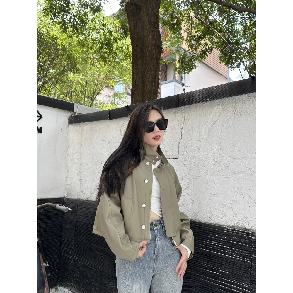 Áo khoác da Taylor croptop nút bấm cổ trụ màu rêu nhạt siêu lạ