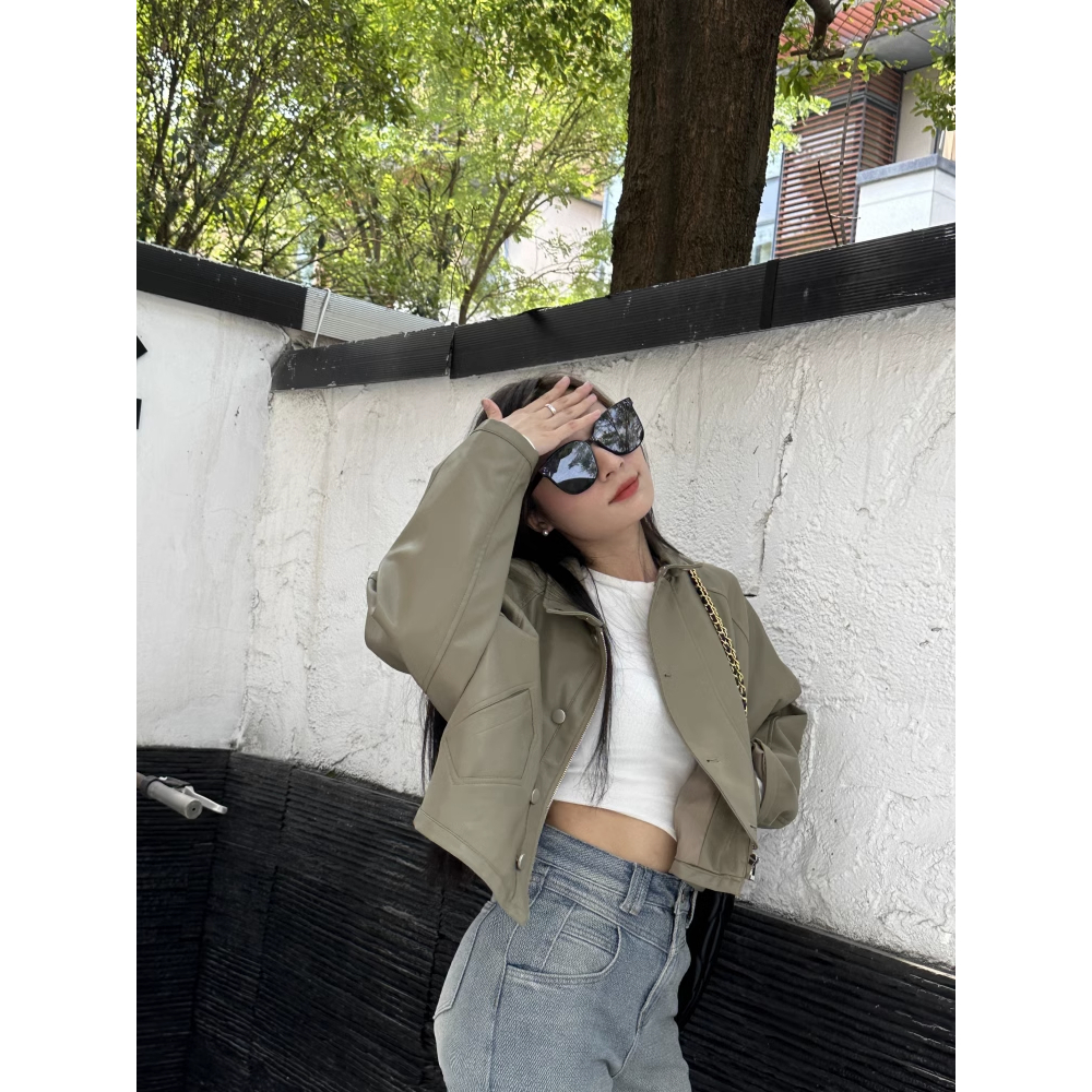 Áo khoác da Taylor croptop nút bấm cổ trụ màu rêu nhạt siêu lạ
