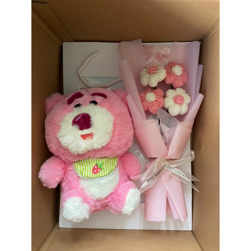 Set Túi Quà Combo Gấu Dâu Lotso Kèm Hoa Len Màu Hồng Dễ Thương