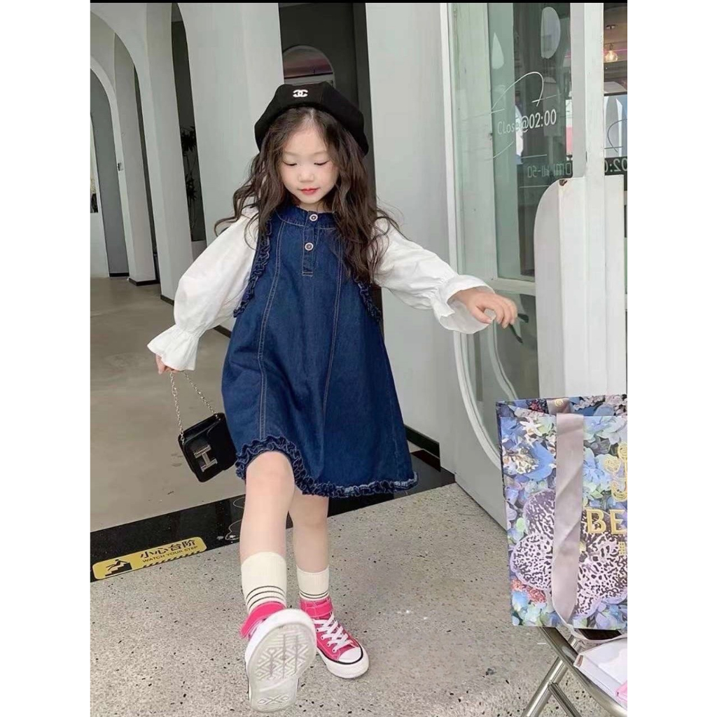 Váy cho bé gái, set váy yếm Jean bèo vai kèm áo sơ mi trắng cách điệu cho bé 12-30kg