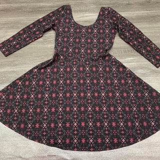 Đầm Xoè ALBERCROMBIE & FITCH VNXK Cổ Thuyền Sâu Tay Dài Màu Đen Hoạ Tiết - Size M