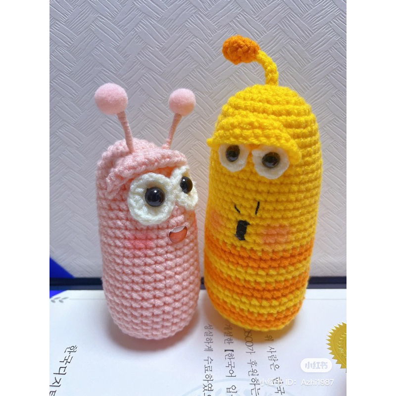 Móc khoá len ấu trùng tinh nghịch Larva