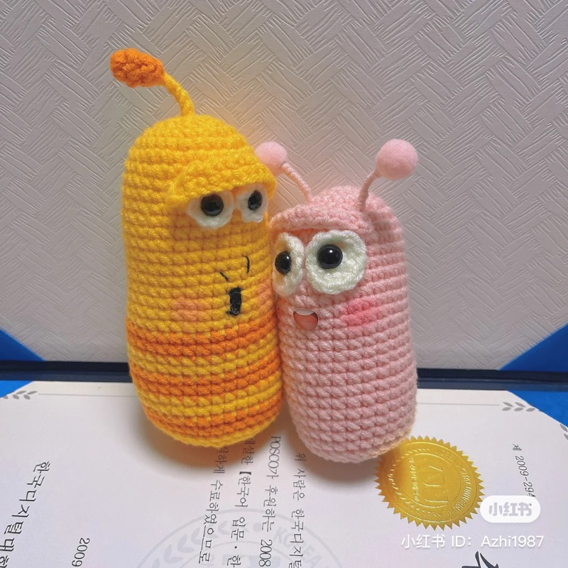 Móc khoá len ấu trùng tinh nghịch Larva