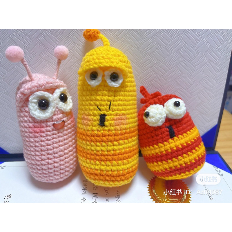 Móc khoá len ấu trùng tinh nghịch Larva