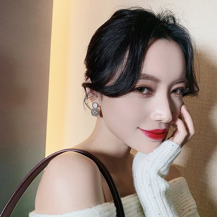 Bông tai vuông đen trắng đá lấp lánh sang trọng quyến rũ Tatitava