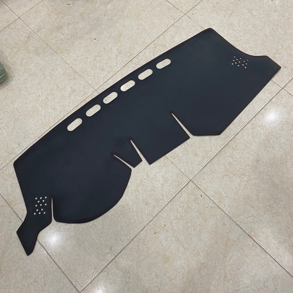 Thảm taplo da cho xe Toyota WIGO 2018 đến 2023 màu đen đẹp, đế chống trượt