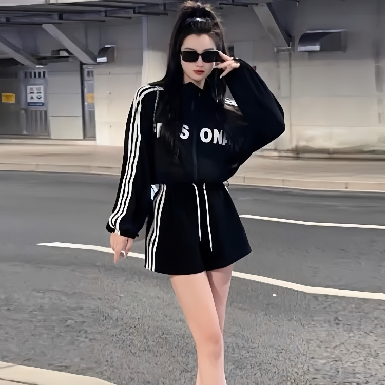 Áo khoác gió PERS ONAL dáng Croptop phối sọc tay có dây rút gấu, áo khoác nữ 2 lớp sang chảnh