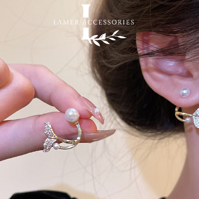 Khuyên tai titan nữ kiểu dáng đuôi cá đính ngọc trai nhân tạo Lamer Accessories phụ kiện trang sức nữ - BT60