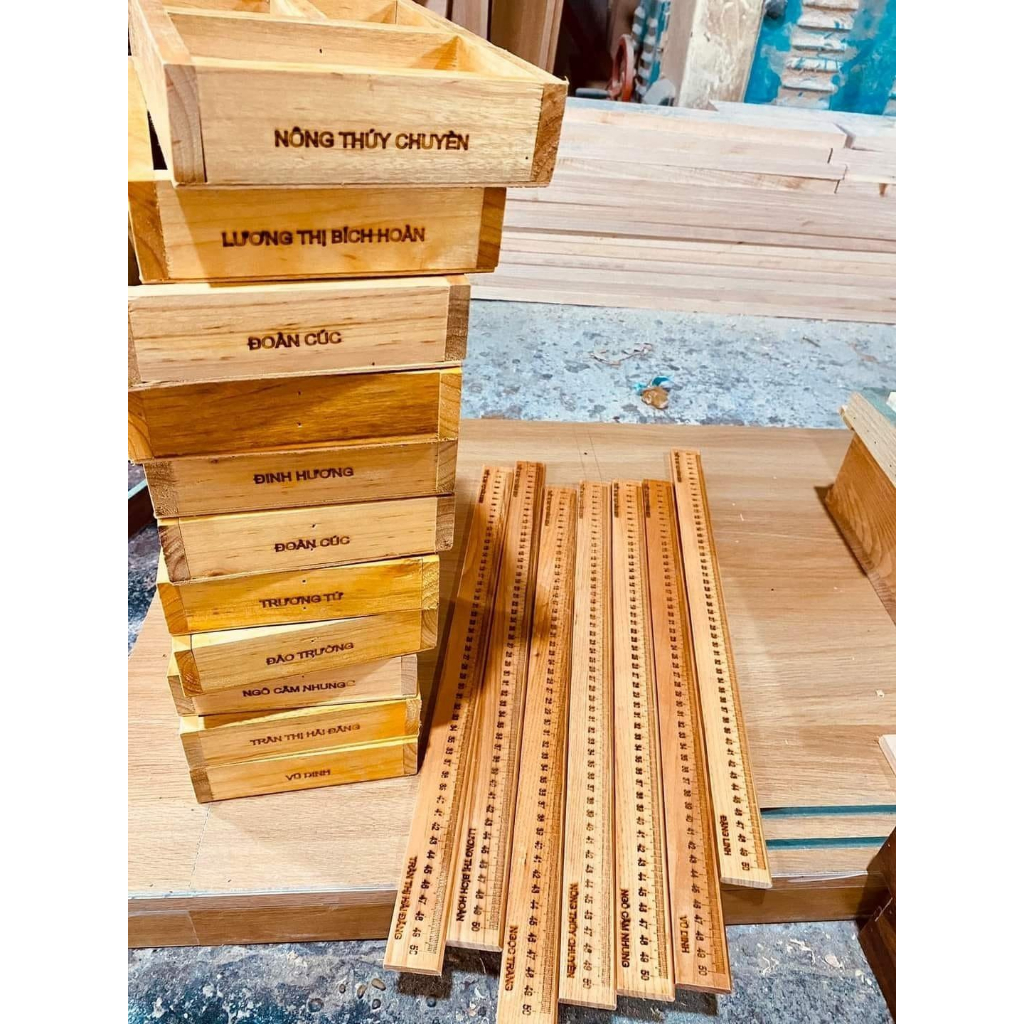 Khay gỗ đựng phấn , dẻ lau bảng cho giáo viên - học sinh + có khắc tên lên SP