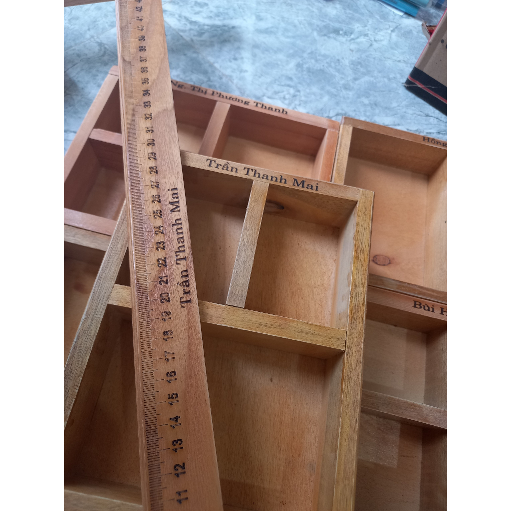 Khay gỗ đựng phấn , dẻ lau bảng cho giáo viên - học sinh + có khắc tên lên SP