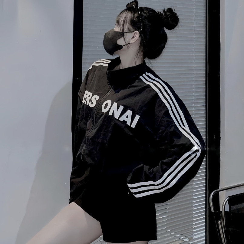 Áo khoác gió PERS ONAL dáng Croptop phối sọc tay có dây rút gấu, áo khoác nữ 2 lớp sang chảnh