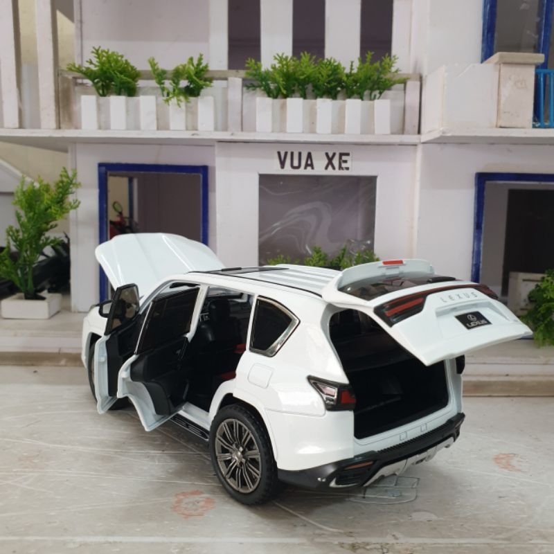 Mô hình xe Lexus LX600 tỉ lệ 1:24 bản mới có đánh lái, còi, trượt ghế, nhún, full kính và chạy cót