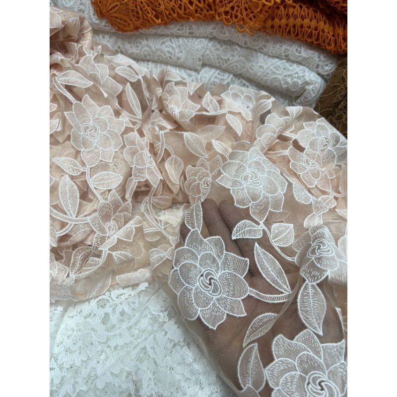Vải tơ thêu hoa có ba màu