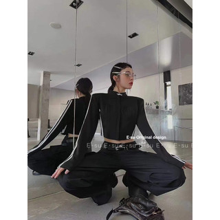 Áo Khoác Nỉ Nữ Form Bó Sát Sọc Tay Phong Cách RETRO ULZZANG QCL1 LuciK Shop AK0003