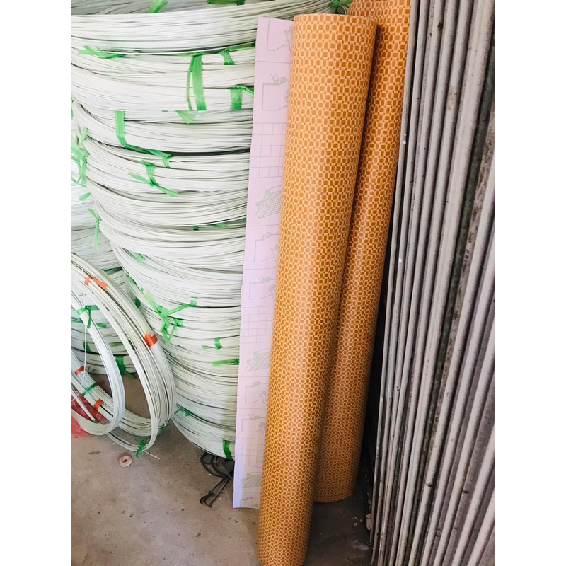 Giấy decal dán đáy lồng chim khổ 1m*1m2  kích thước : 1m*1m2  có 4 mẫu giấy : Kẻ đen, kẻ vàng, kẻ nâu, hoa đen