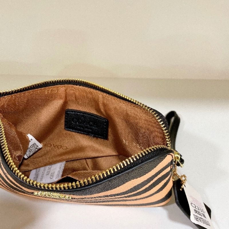 Ví nữ cầm tay Coach kèm móc đeo dáng ví dẹp chất liệu da PU khóa zip màu sắc sang chảnh