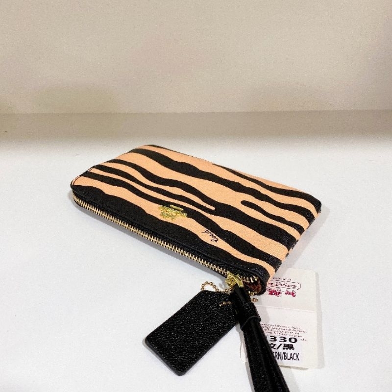 Ví nữ cầm tay Coach kèm móc đeo dáng ví dẹp chất liệu da PU khóa zip màu sắc sang chảnh