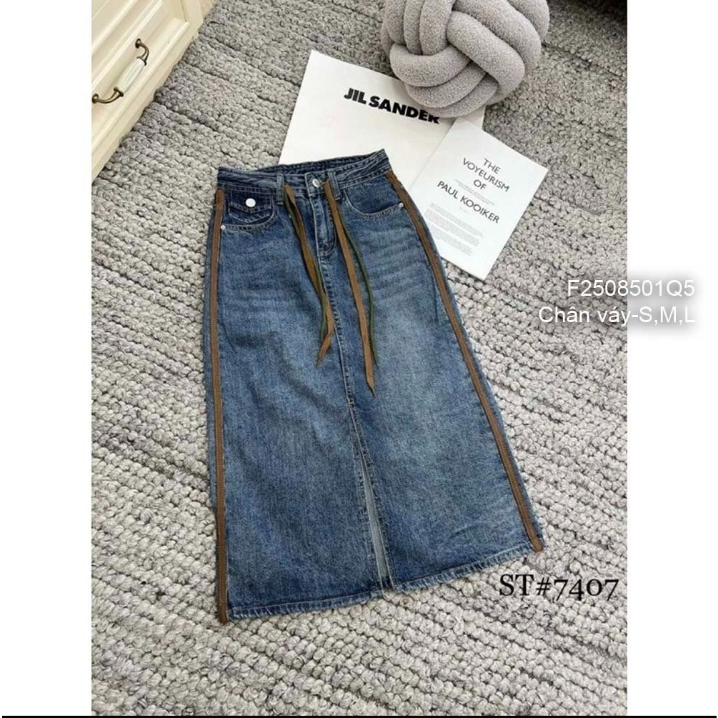 Chân váy jean dáng dài xẻ tà trước phối viền sọc 2 bên có dây eo siêu thời trang!