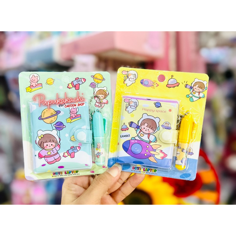 Sổ Mini Khổ A7 Có Nút Bấm Kèm Bút Mẫu Gấu Dâu, Khủng Long, Mèo, Bé Gái Cute