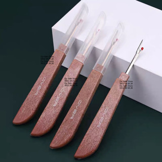 Cây Tháo Chỉ/ Rạch Khuy Lớn Cán Nhựa Giả Gỗ Vuông.