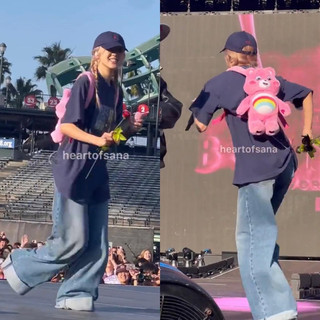 Balo gấu hồng cute giống Rosé Blackpink đeo ở soundcheck concert Born Pink