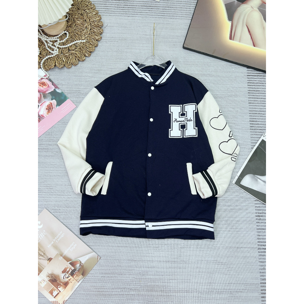 Áo bomber chữ H tim tay Chất poly mặt mịn ko lo bai xù. Mặc đẹp cả nam và nữ nhé. Chạy rót tỉ mỉ, hình in sắc.CT