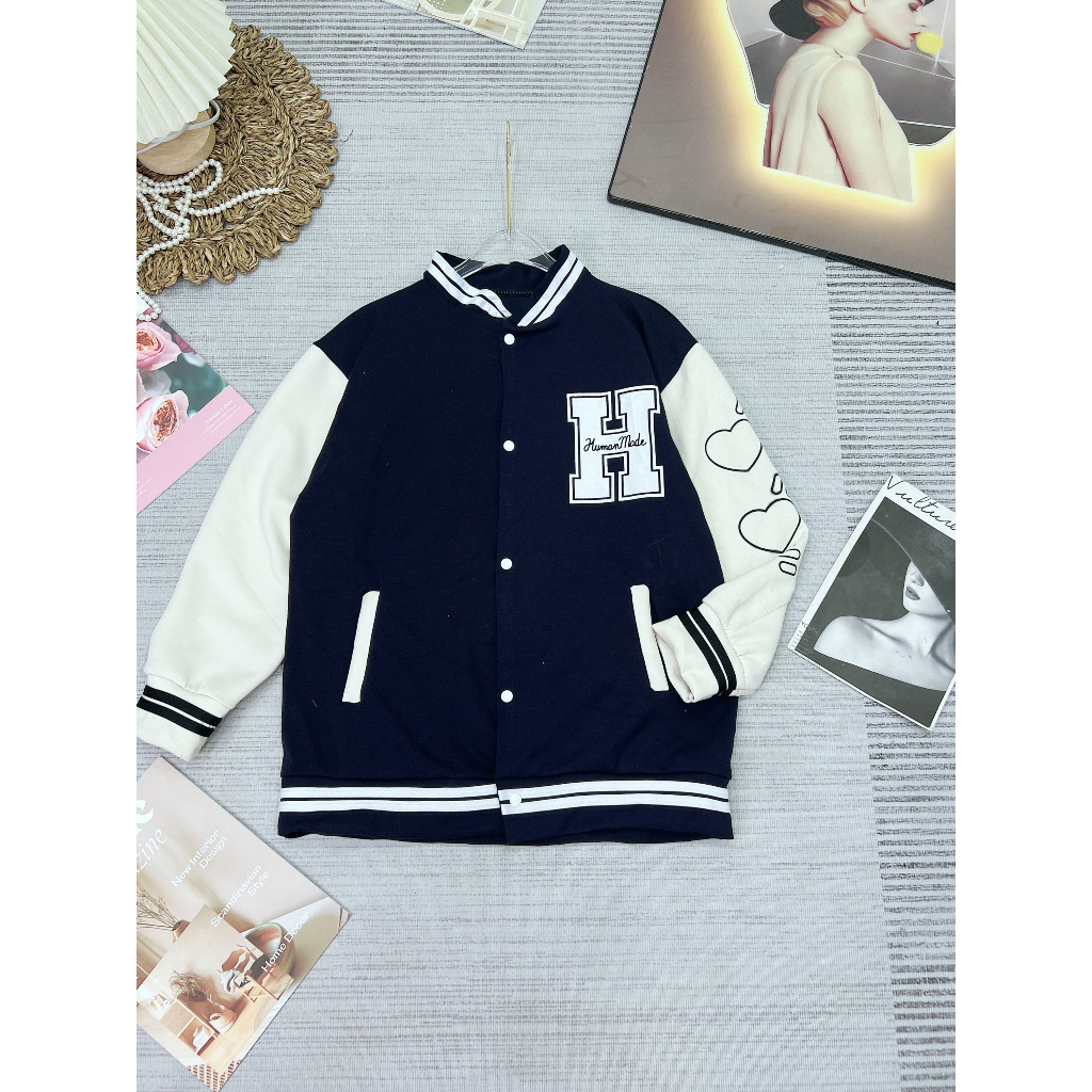 Áo bomber chữ H tim tay Chất poly mặt mịn ko lo bai xù. Mặc đẹp cả nam và nữ nhé. Chạy rót tỉ mỉ, hình in sắc.CT