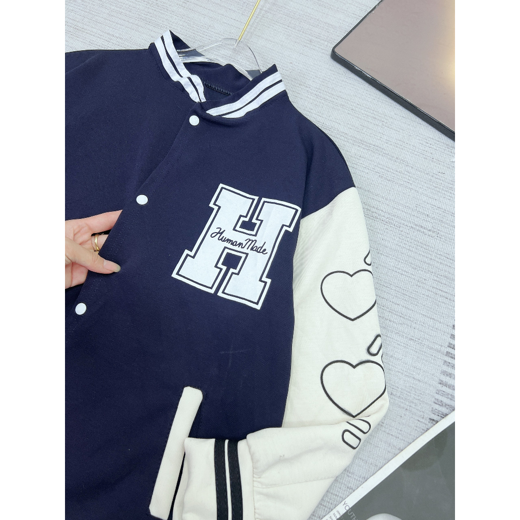 Áo bomber chữ H tim tay Chất poly mặt mịn ko lo bai xù. Mặc đẹp cả nam và nữ nhé. Chạy rót tỉ mỉ, hình in sắc.CT