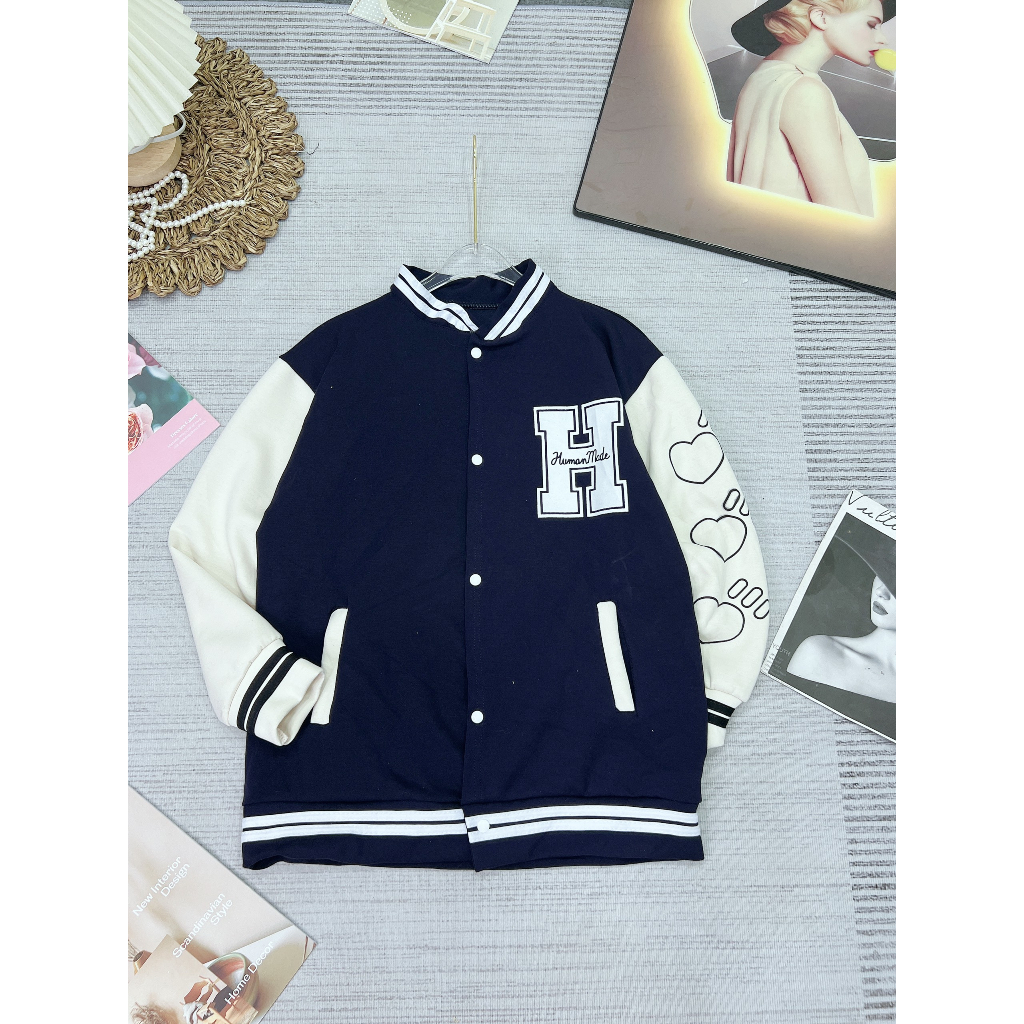 Áo bomber chữ H tim tay Chất poly mặt mịn ko lo bai xù. Mặc đẹp cả nam và nữ nhé. Chạy rót tỉ mỉ, hình in sắc.CT