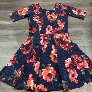 Đầm xoè 8 mảnh hollister vnxk 3 màu cổ tim tay ngắn - size m