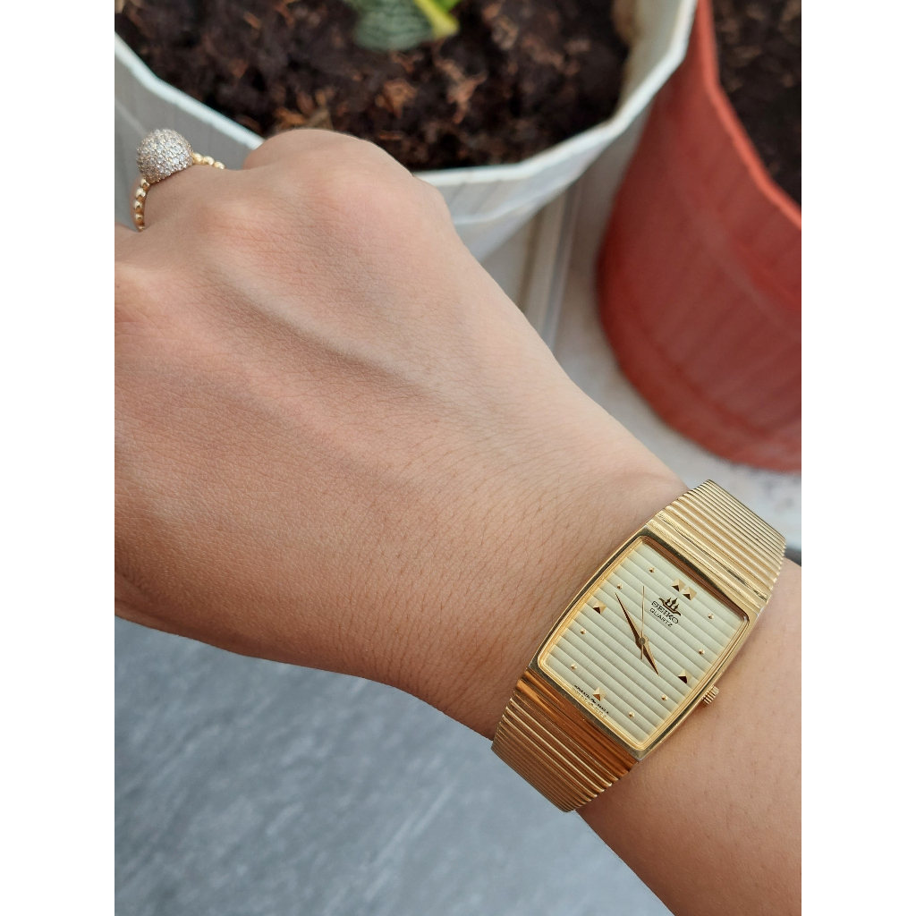 Đồng hồ nam Seiko mặt tank sọc vàng chạy pin hàng Si