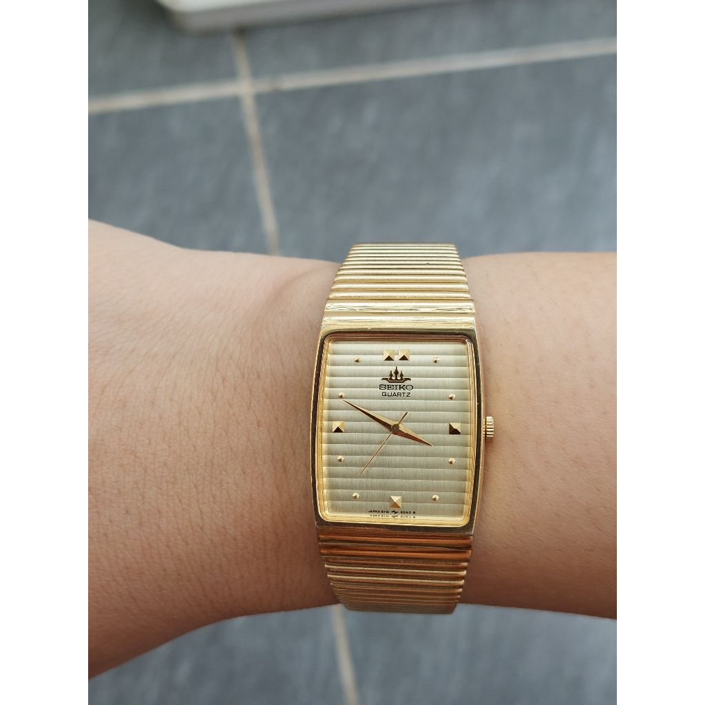 Đồng hồ nam Seiko mặt tank sọc vàng chạy pin hàng Si